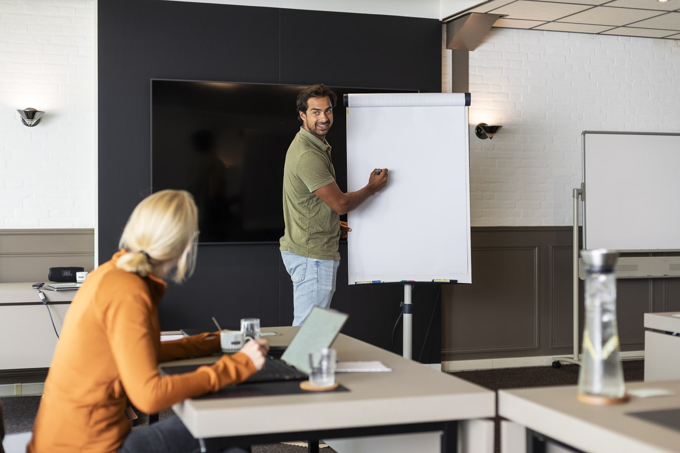 Bedrijfsteam in vergadering met activiteit